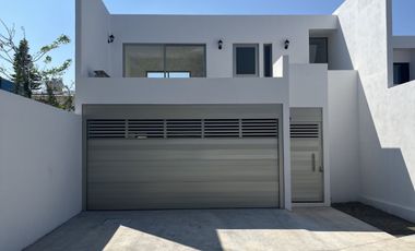 Casa nueva con recámara en planta baja y amplio jardín interior