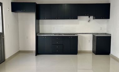 Casa nueva con recámara en planta baja y amplio jardín interior
