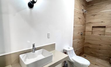 Casa nueva con recámara en planta baja y amplio jardín interior