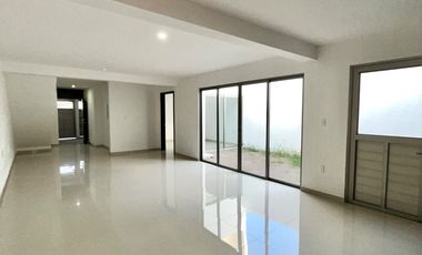 Casa nueva con recámara en planta baja y amplio jardín interior