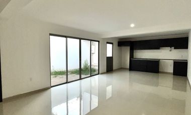 Casa nueva con recámara en planta baja y amplio jardín interior