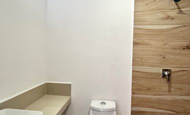 Casa nueva con recámara en planta baja y amplio jardín interior