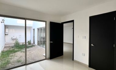 Casa nueva con recámara en planta baja y amplio jardín interior