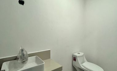 Casa nueva con recámara en planta baja y amplio jardín interior