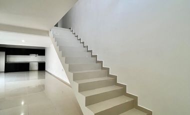 Casa nueva con recámara en planta baja y amplio jardín interior