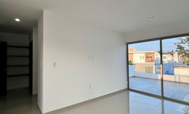 Casa nueva con recámara en planta baja y amplio jardín interior