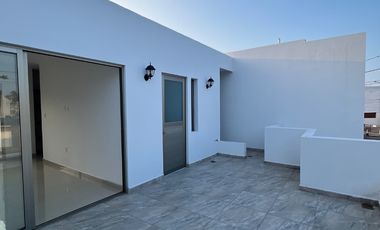 Casa nueva con recámara en planta baja y amplio jardín interior