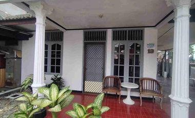 Di Jual rumah bagus 2 lantai 4 kamar tidur lokasi strategis di Kramat jati Jakarta Timur