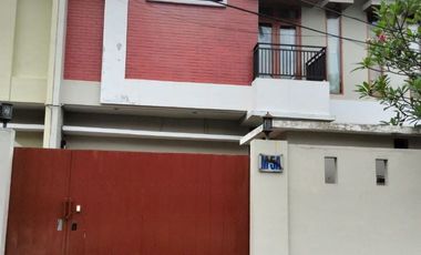 DISEWAKAN RUMAH LOKASI STRATEGIS SEMI FURNISHED DGN FASILITAS SWIMING POLL DI KEMANG SELATAN  JAKARTA SELATAN