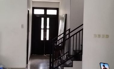 DISEWAKAN RUMAH LOKASI STRATEGIS SEMI FURNISHED DGN FASILITAS SWIMING POLL DI KEMANG SELATAN  JAKARTA SELATAN