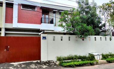 DISEWAKAN RUMAH LOKASI STRATEGIS SEMI FURNISHED DGN FASILITAS SWIMING POLL DI KEMANG SELATAN  JAKARTA SELATAN