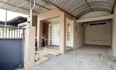 Dijual Rumah Siap Huni dan Strategis Dekat Transmart Rungkut, Surabaya
