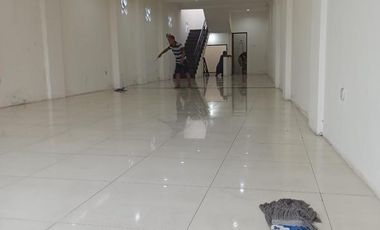 RUKO 3,5 LANTAI LOKASI BAGUS RAMAI STRATEGIS COCOK UNTUK SEGALA USAHA SIAP PAKAI DI MAINROAD PUNGKUR BANDUNG