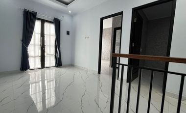 Brand New House Rumah Rooptop 3 Lantai  Harjamukti Cibubur Nempel MRT Cibubur Lokasi Strategis Dekat Pintu Tol