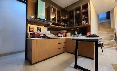 RUMAH IDAMAN 2 LANTAI SEMI FURNISHED LINGKUNGAN NYAMAN SIAP HUNI DI SINGGASANA BANDUNG