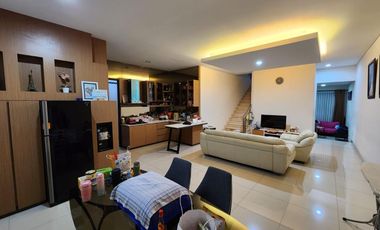 RUMAH IDAMAN 2 LANTAI SEMI FURNISHED LINGKUNGAN NYAMAN SIAP HUNI DI SINGGASANA BANDUNG