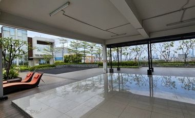 New Unit Dengan Furnished Baru, Disewakan Apartemen AKR Gallery West Residences 1BR Siap Huni, Akses Coonecting AKR Office Tower Kebon Jeruk