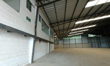 Complejo de Naves Bodegas Industriales de arriendo en Tarqui a 30 minutos de cuenca sector redondel Cumbe Tarqui Complejo industrial