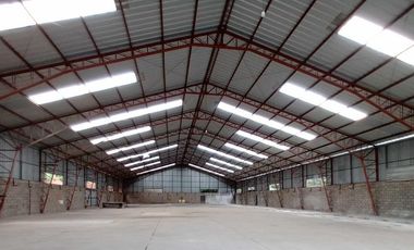 Complejo de Naves Bodegas Industriales de arriendo en Tarqui a 30 minutos de cuenca sector redondel Cumbe Tarqui Complejo industrial