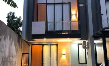 BAWAH HARGA PASAR Rumah Gaya Scandinavian  Siap Huni  dengan Private Pool dekat Toll Andara di Cipedak Jakarta Selatan