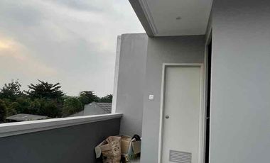 BAWAH HARGA PASAR Rumah Gaya Scandinavian  Siap Huni  dengan Private Pool dekat Toll Andara di Cipedak Jakarta Selatan