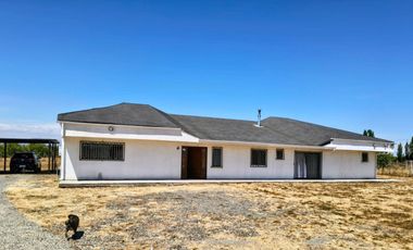 Se vende parcela 5000 m2 con casa 315 m2 en Pelarco