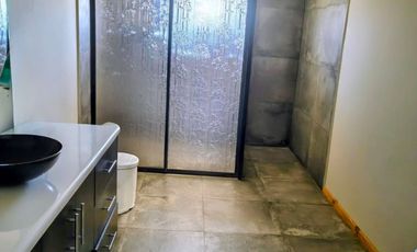 Se vende parcela 5000 m2 con casa 315 m2 en Pelarco