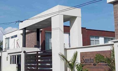 Area alquila Casa con acabados de lujo en Barrio Santa Clara.  2 parqueaderos.