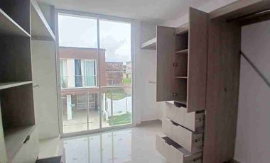 Area alquila Casa con acabados de lujo en Barrio Santa Clara.  2 parqueaderos.