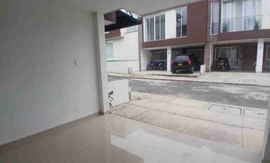 Area alquila Casa con acabados de lujo en Barrio Santa Clara.  2 parqueaderos.