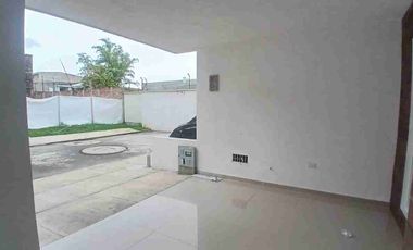 Area alquila Casa con acabados de lujo en Barrio Santa Clara.  2 parqueaderos.