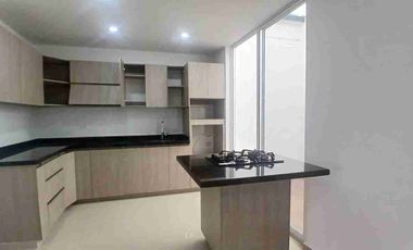 Area alquila Casa con acabados de lujo en Barrio Santa Clara.  2 parqueaderos.