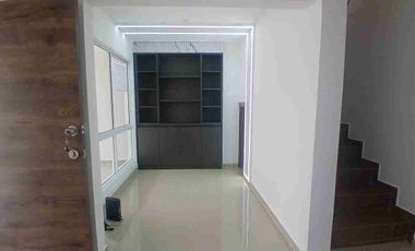 Area alquila Casa con acabados de lujo en Barrio Santa Clara.  2 parqueaderos.