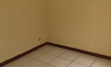 Disewa Rumah 1,5 Lantai Siap Huni Taman Semanan Kalideres Jakarta Barat Dekat Kolam Renang Bagus