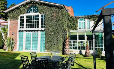 Residencia en Puerta del Carmen con doble altura, chimenea, amplia terraza y jardín que rodea la propiedad