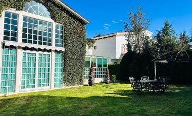 Residencia en Puerta del Carmen con doble altura, chimenea, amplia terraza y jardín que rodea la propiedad