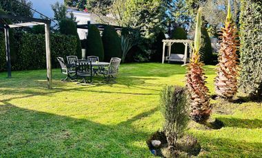 Residencia en Puerta del Carmen con doble altura, chimenea, amplia terraza y jardín que rodea la propiedad