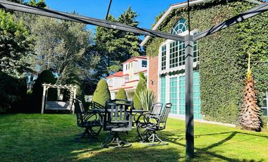 Residencia en Puerta del Carmen con doble altura, chimenea, amplia terraza y jardín que rodea la propiedad