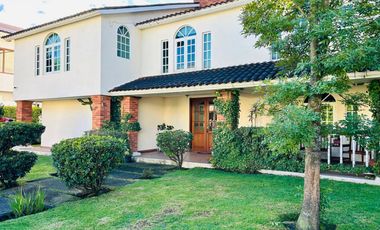 Residencia en Puerta del Carmen con doble altura, chimenea, amplia terraza y jardín que rodea la propiedad