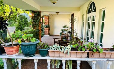 Residencia en Puerta del Carmen con doble altura, chimenea, amplia terraza y jardín que rodea la propiedad