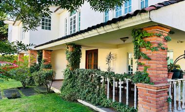 Residencia en Puerta del Carmen con doble altura, chimenea, amplia terraza y jardín que rodea la propiedad