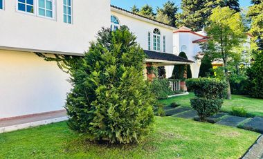 Residencia en Puerta del Carmen con doble altura, chimenea, amplia terraza y jardín que rodea la propiedad