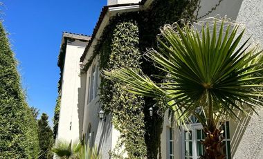 Residencia en Puerta del Carmen con doble altura, chimenea, amplia terraza y jardín que rodea la propiedad