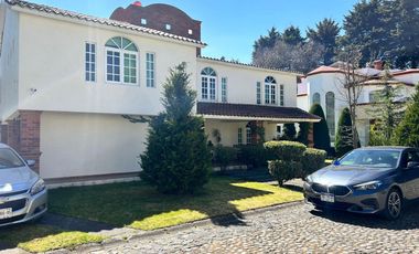 Residencia en Puerta del Carmen con doble altura, chimenea, amplia terraza y jardín que rodea la propiedad