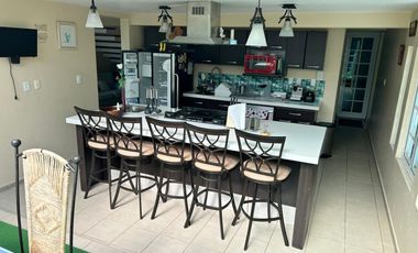 Residencia en Puerta del Carmen con doble altura, chimenea, amplia terraza y jardín que rodea la propiedad