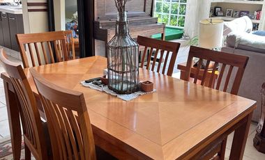 Residencia en Puerta del Carmen con doble altura, chimenea, amplia terraza y jardín que rodea la propiedad