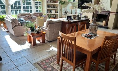 Residencia en Puerta del Carmen con doble altura, chimenea, amplia terraza y jardín que rodea la propiedad