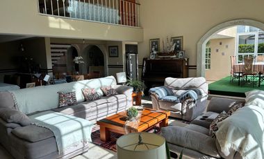 Residencia en Puerta del Carmen con doble altura, chimenea, amplia terraza y jardín que rodea la propiedad