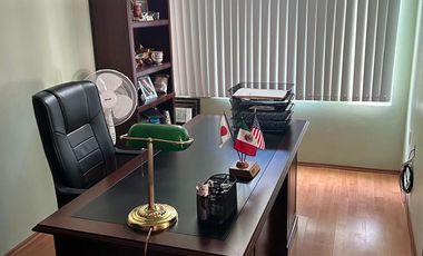 Residencia en Puerta del Carmen con doble altura, chimenea, amplia terraza y jardín que rodea la propiedad