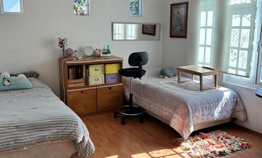 Residencia en Puerta del Carmen con doble altura, chimenea, amplia terraza y jardín que rodea la propiedad